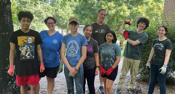 Beautification Project Isa Marin, Sofia Morales Marin Sunit Shah and Riana Shah were among several families that volunteered.